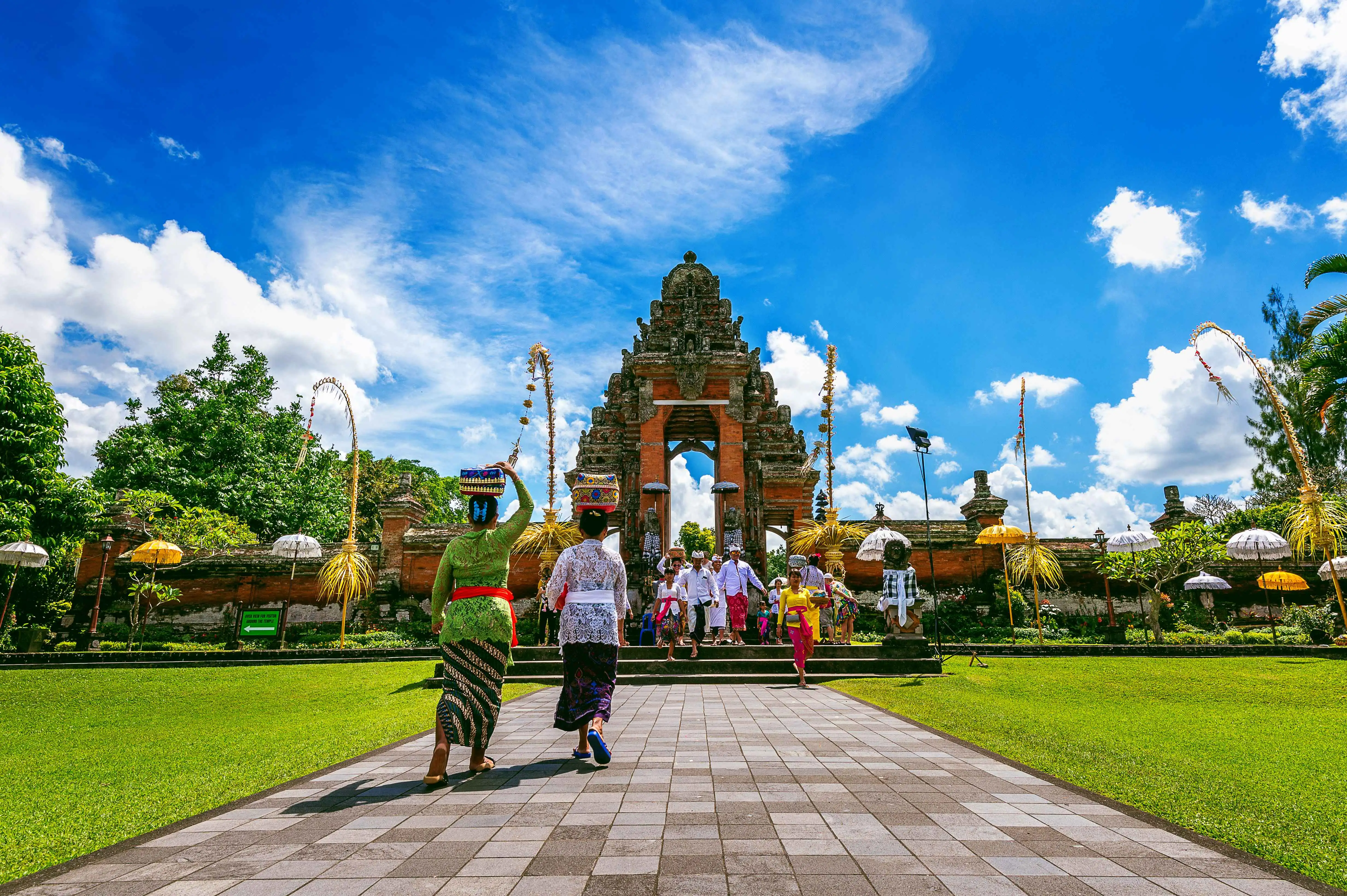 balinese-people-traditional-clothes-religious-ceremony-pura-taman-ayun-temple-bali-indonesia_11zon.webp
