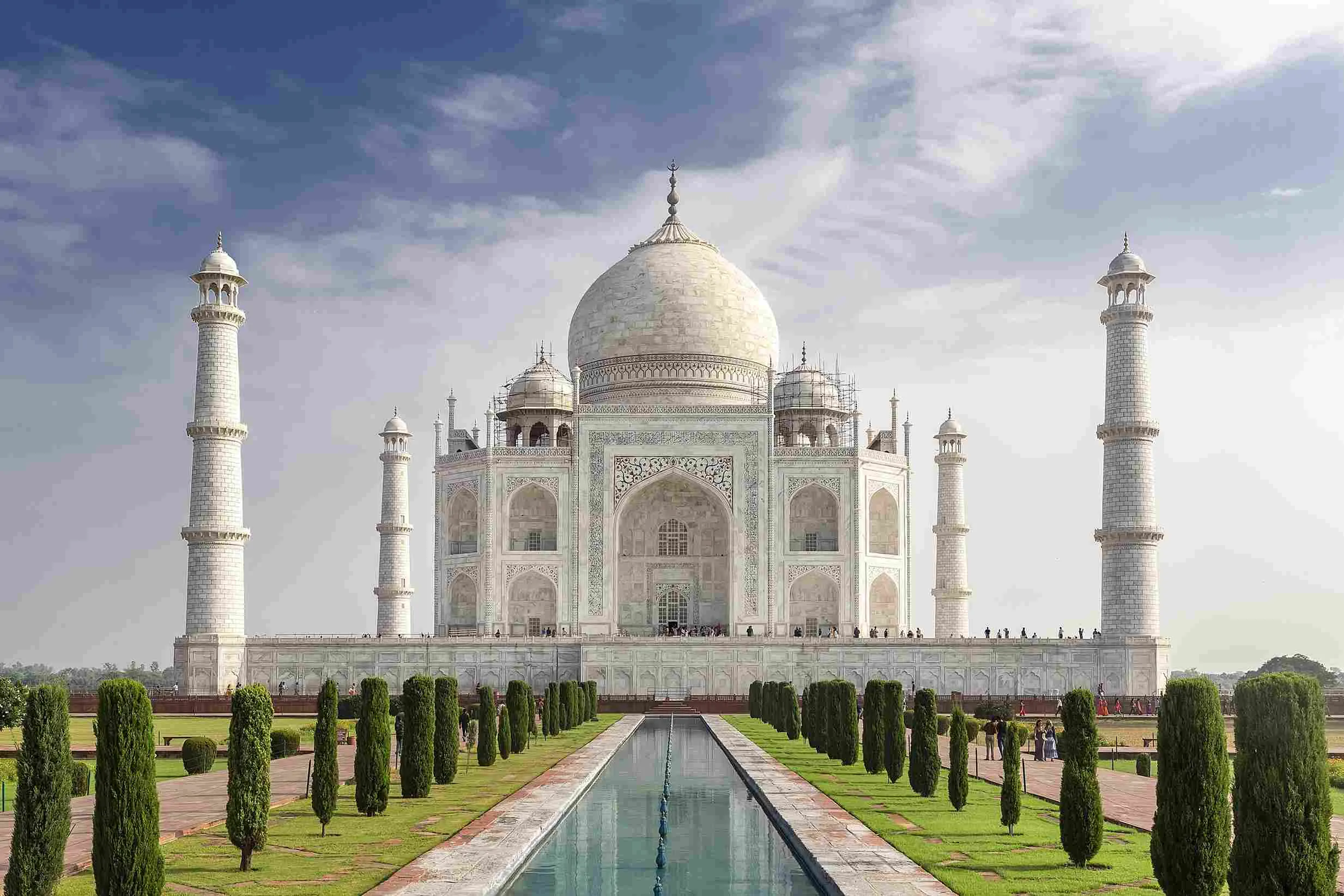 mesmerizing-shot-famous-historic-taj-mahal-agra-india.webp