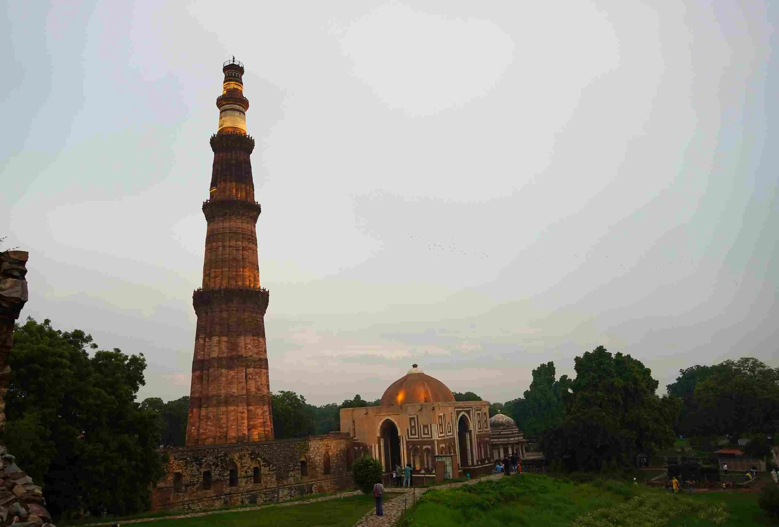 qutub-minar-qutab-minar-road-delhi-image_11zon.webp